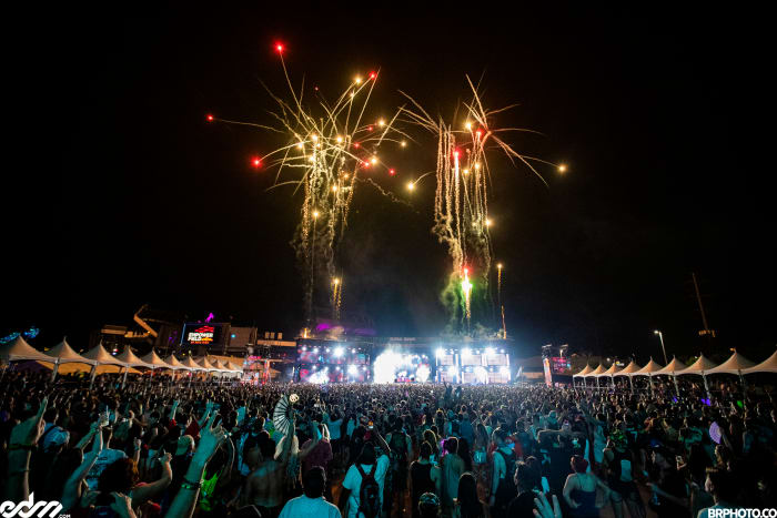 Excision interprète la chanson finale au Global Dance Festival 2021 avec un feu d'artifice.