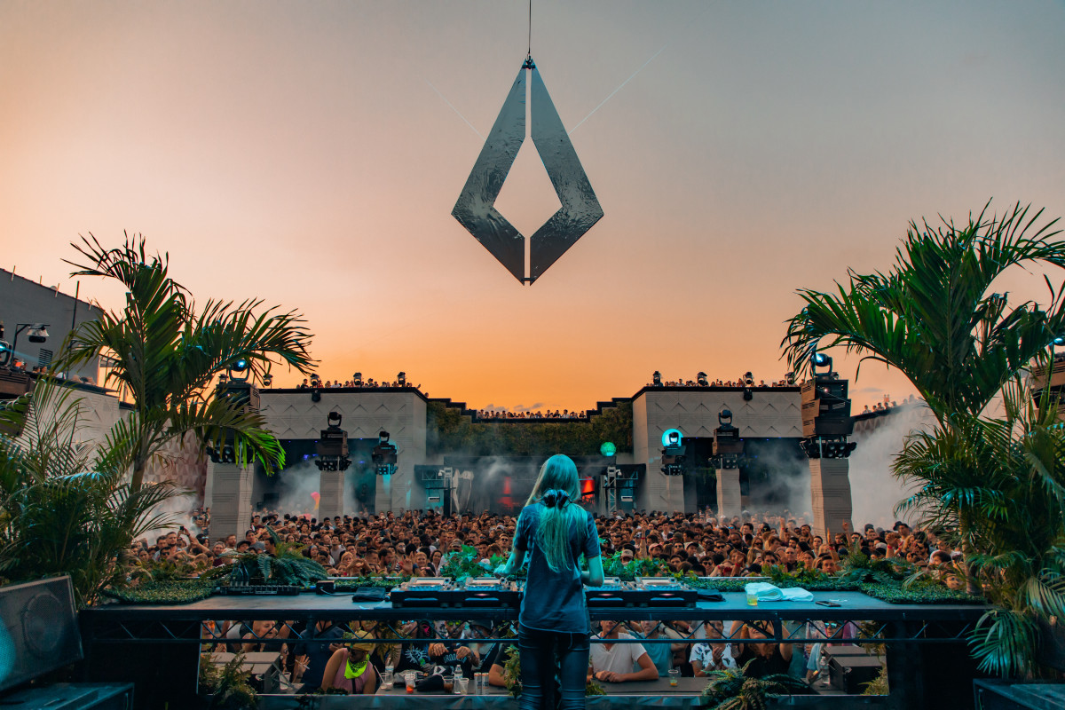nora-en-pure-performing-during-sunset-at-purified-brooklyn-mirage-6875605-9411820-jpg