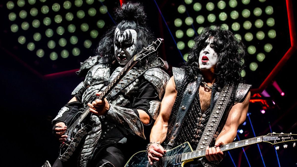 kiss-coronavirus-4918542-3209422-jpg