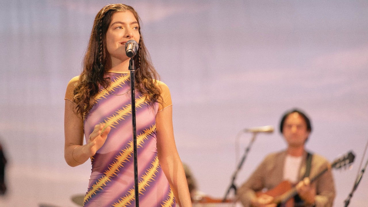 lorde-5713704-7049374-jpg