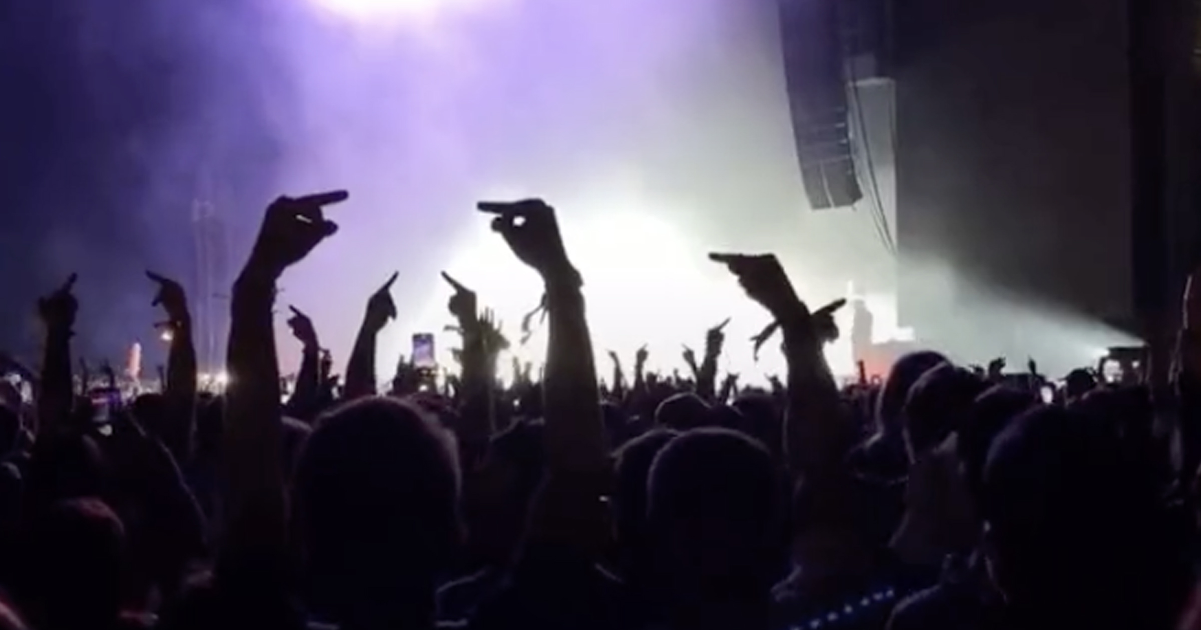 mgk-booed-6320905-2788247-jpg