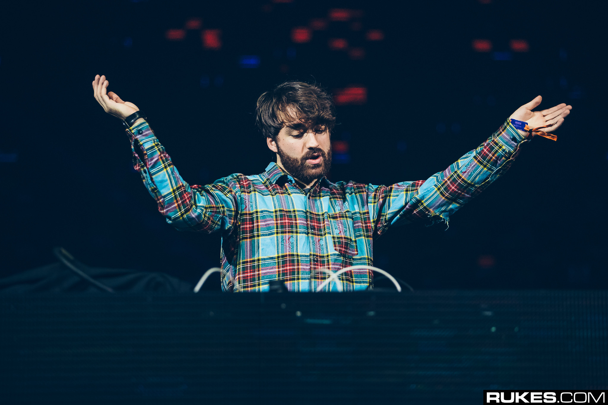 oliver-heldens-with-arms-wide-open-decadence-nye-2017-rukes-2089739-4506236-jpg