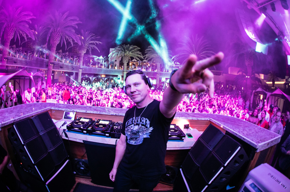 tiesto-821-2-3632846-9428452-jpg