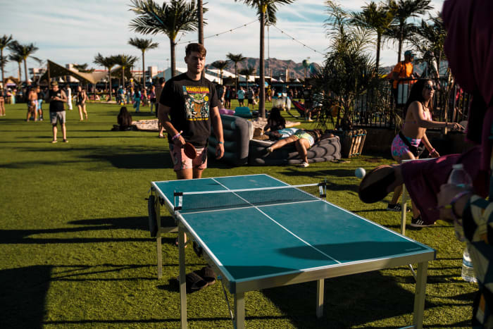 Les participants d'EDC Vegas 2021 jouent au ping-pong sur le Mesa.