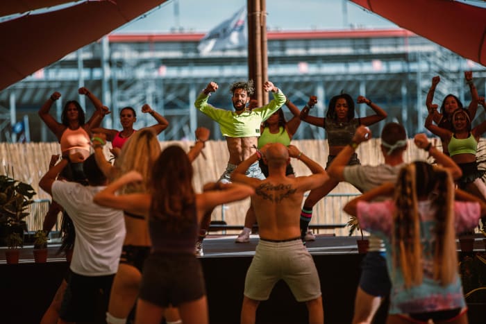 Les participants d'EDC Vegas 2021 dansent sous la tente Sol sur le Mesa.