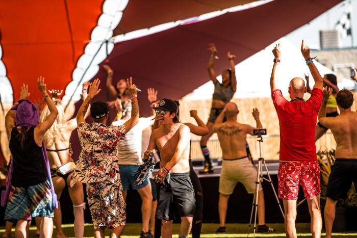 Les participants d'EDC Vegas 2021 dansent sous la tente Sol sur le Mesa.