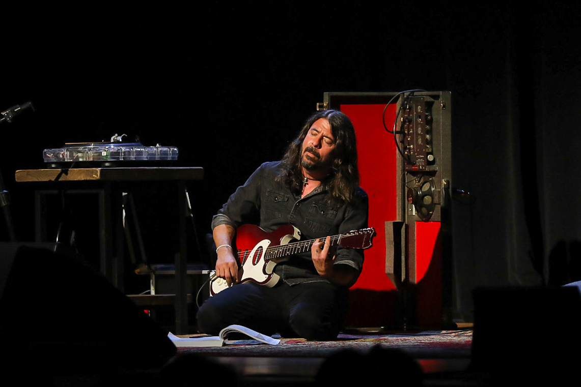 grohl-embed-2-2302602-9339651-jpg