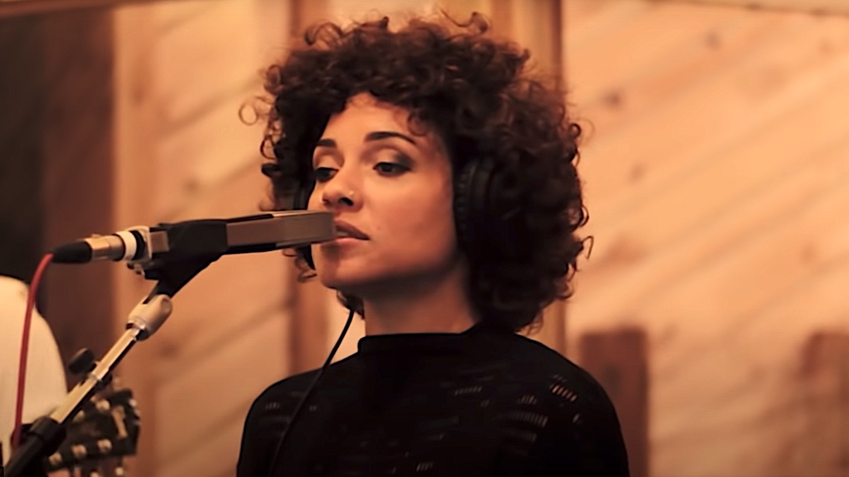 Brass Against Singer urine sur un ventilateur pendant un concert de festival (NSFW)