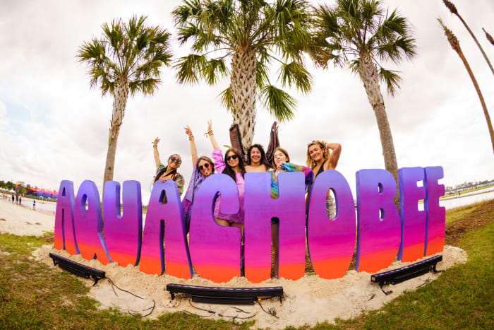 Les fans posent sur la plage d'Aquachobee au Okeechobee Music and Arts Festival 2022