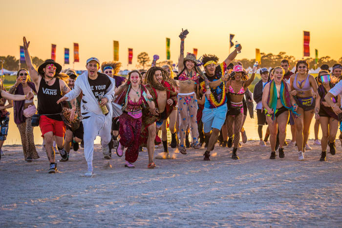 Les fans se réjouissent sur la plage d'Aquachobee à Okeechobee Music at Arts Festival 2022