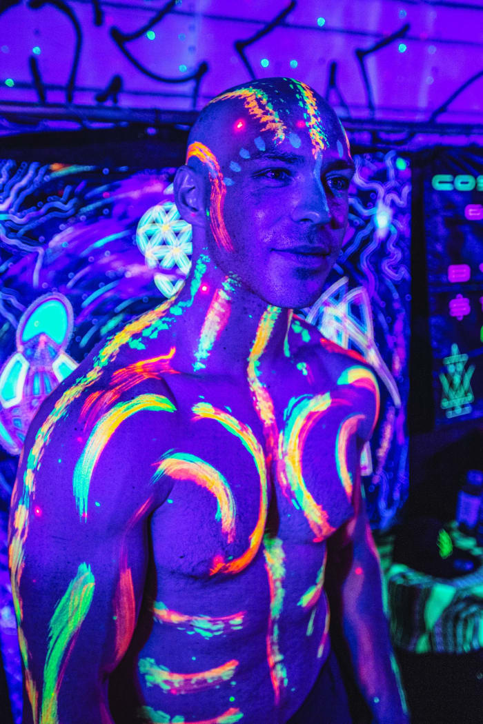 Un participant avec de la peinture brillante sur le corps au Mayan Warrior New York, 2022