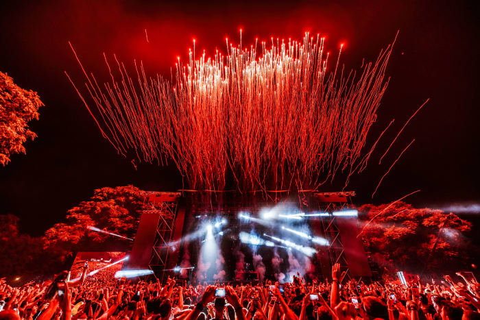 Pyrotechnie sur scène au EXIT Festival 2022.