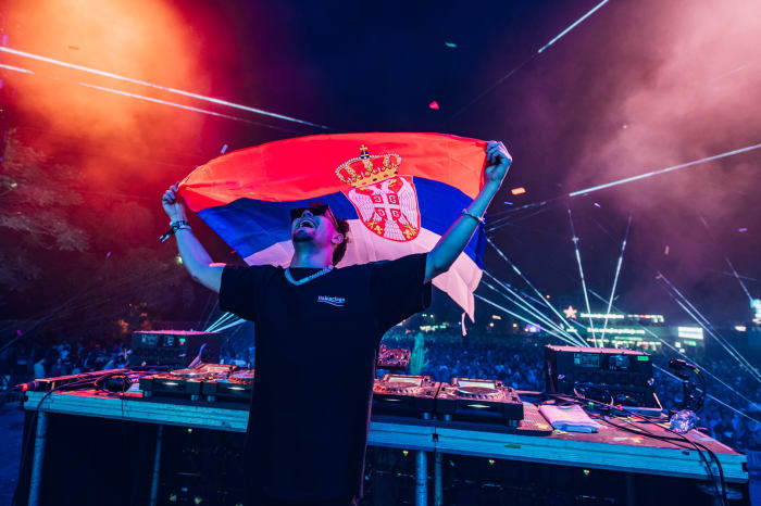 ACRAZE tient le drapeau serbe lors d'un concert au EXIT Festival 2022.