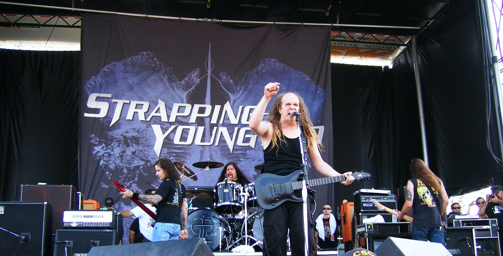 Cette foislà, STRAPPING YOUNG LAD a posé KORN dans le studio