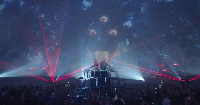 Des DJ se produisent à "CONTACT", une expérience de concert immersive à Los Angeles inspirée par Daft Punk.