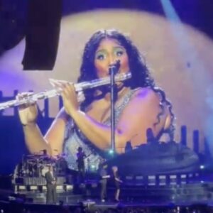 Lizzo joue de la flûte de cristal appartenant à James Madison en concert