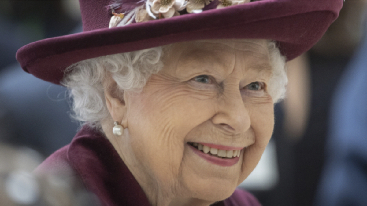 queen-elizabeth-ii-musicians-actors-celebrities-2528714-4021116-jpg