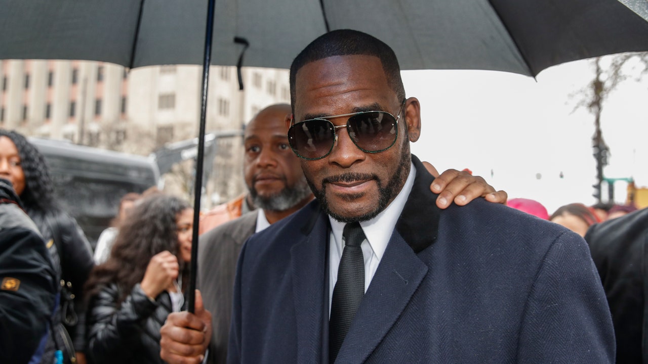 r-kelly-7316418-4850321-jpg