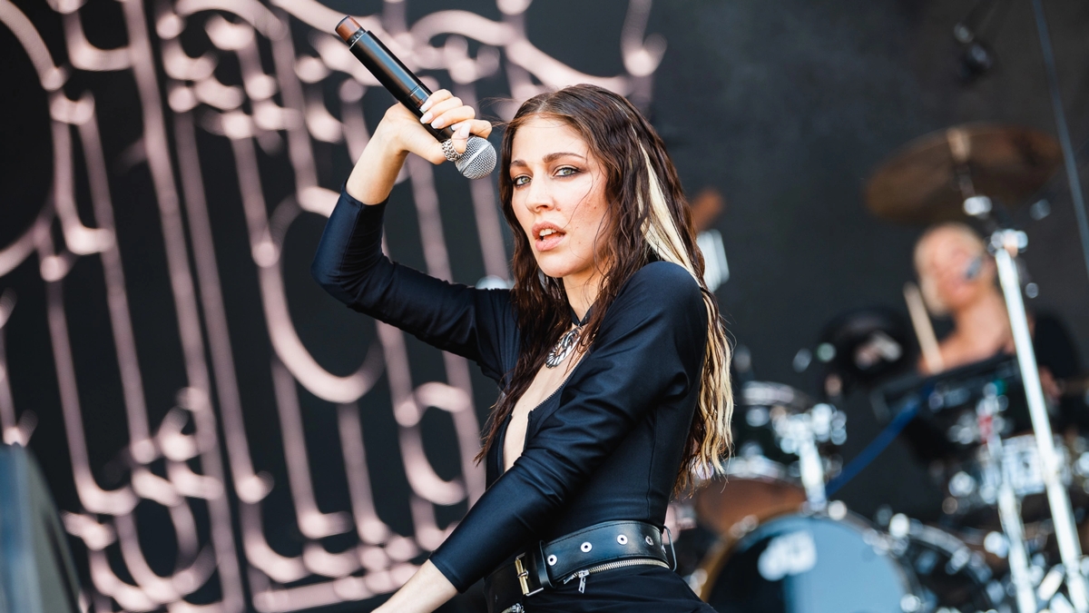 caroline-polachek-sunset-9466516-3446363-jpg