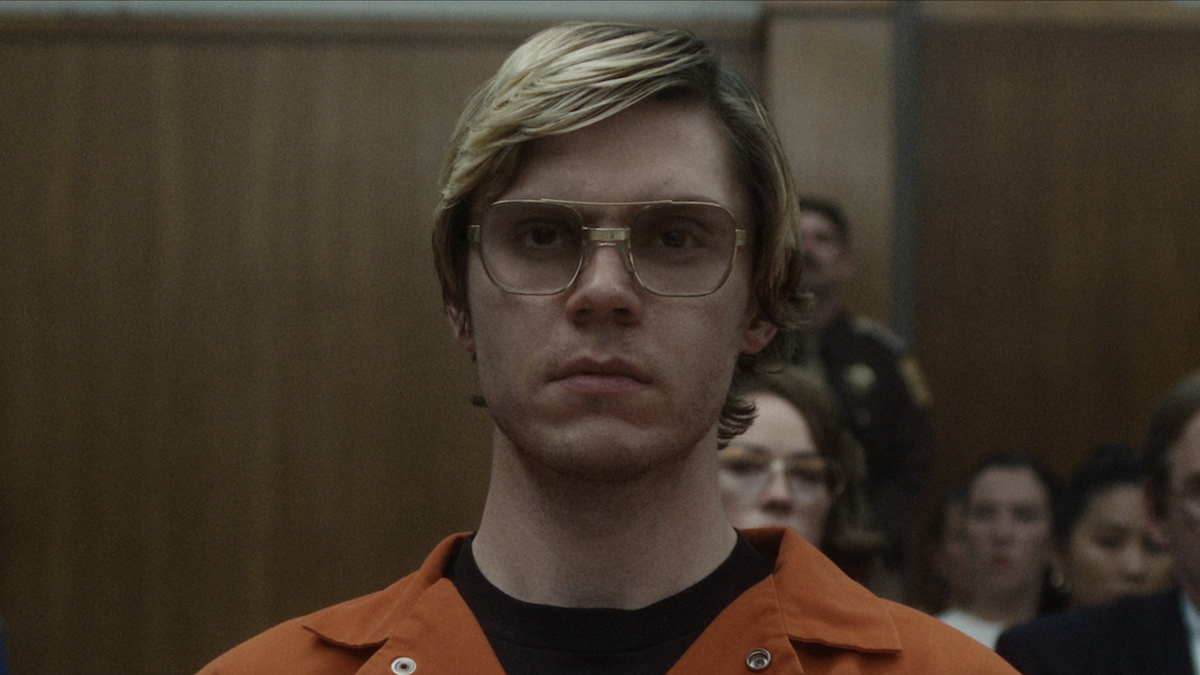 evan-peters-jeffrey-dahmer-3668368-9182578-jpg