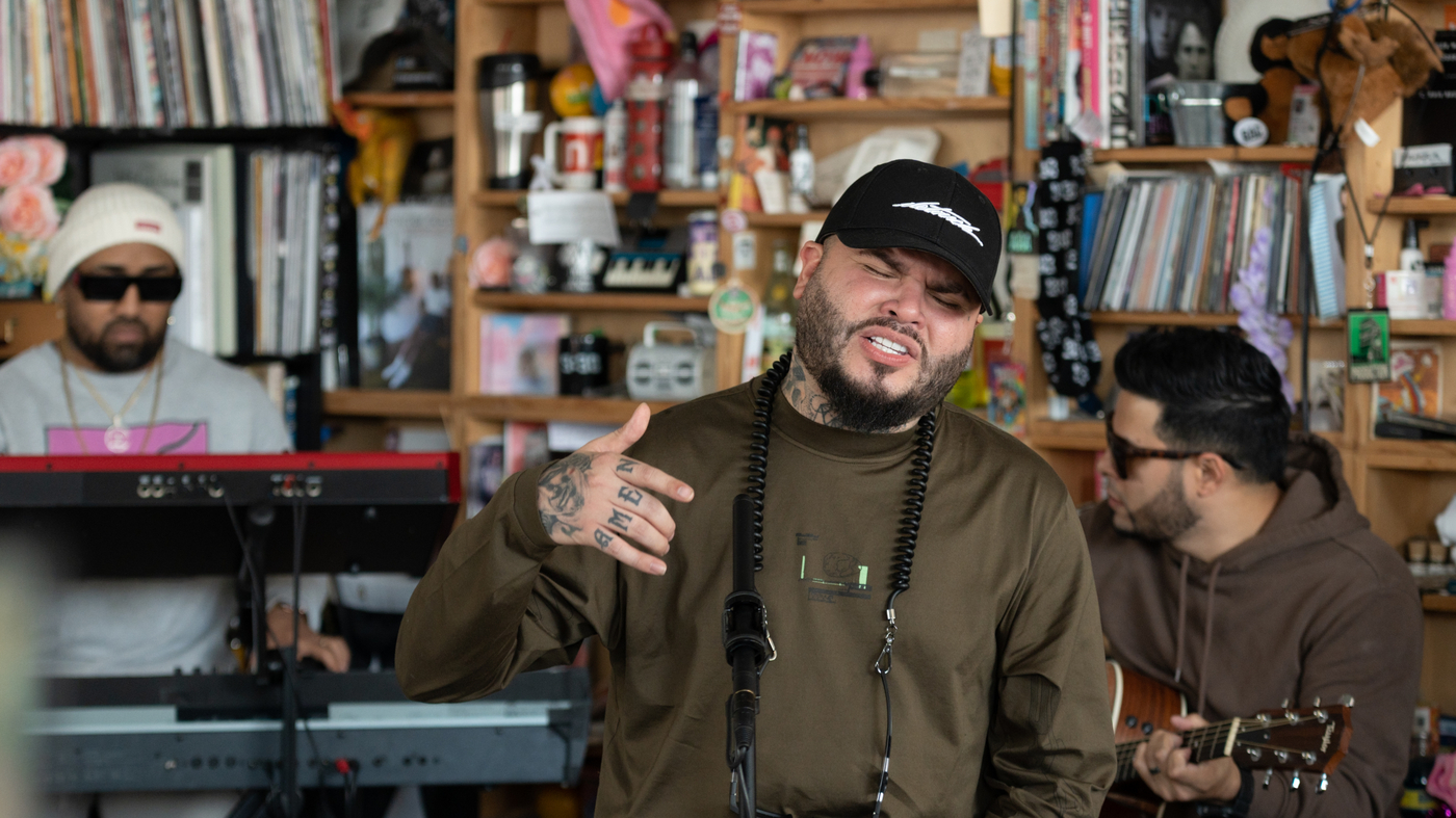 farruko-tiny-desk-42_wide-7de813c5243b432d10335e76c7c40fdaa57ba174-s1400-c100-9606512-6682067-jpg
