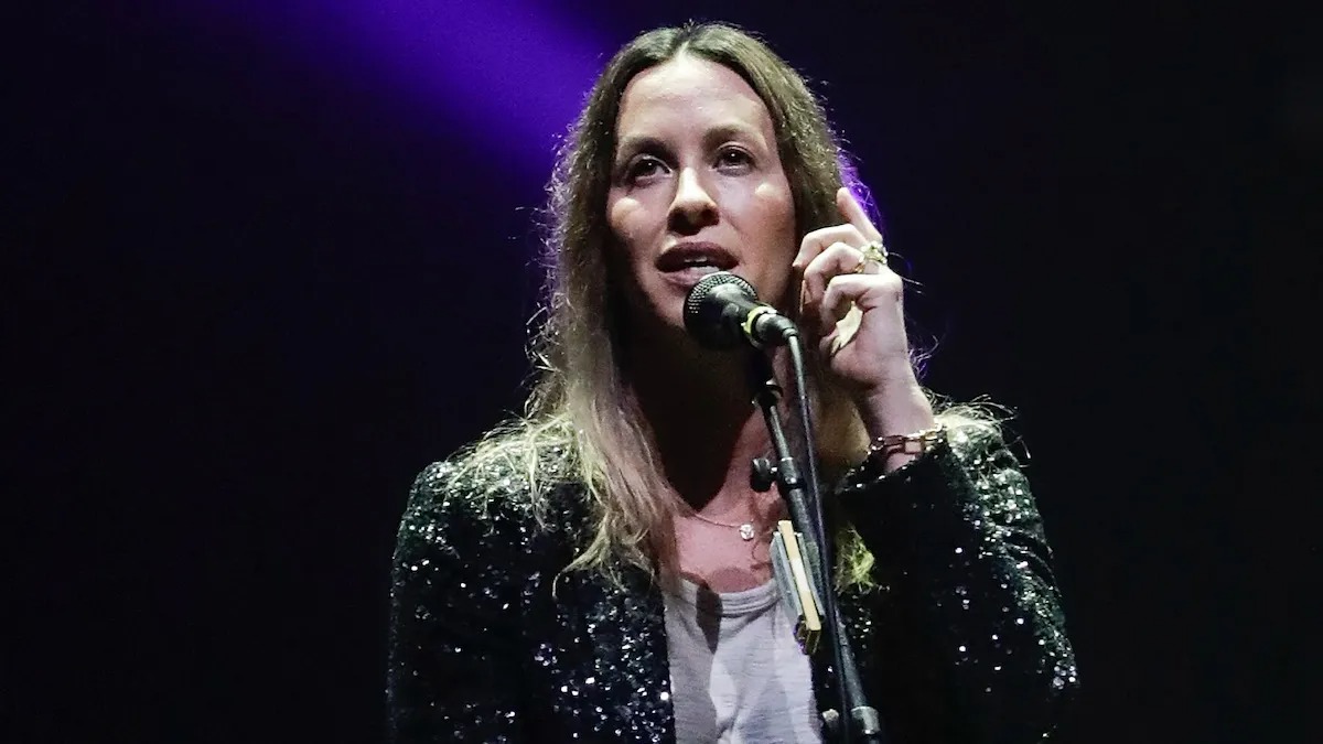 alanis-morissette-4440031-5620842-jpeg