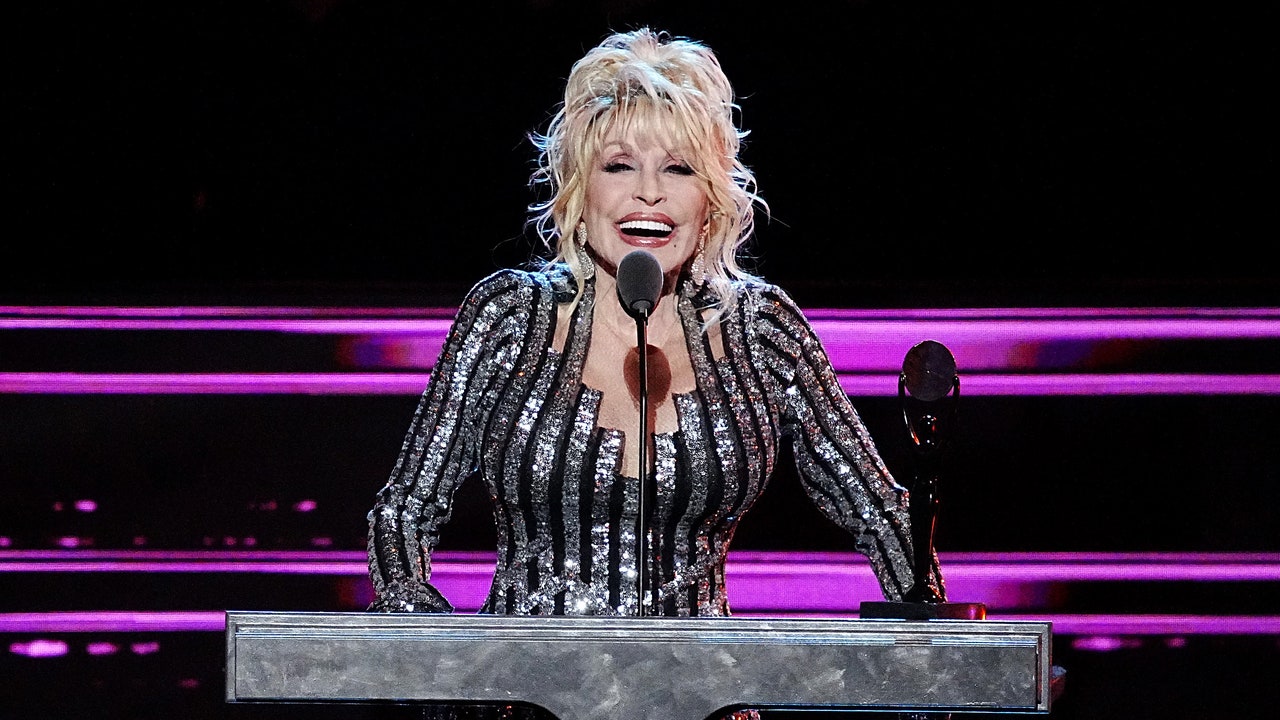 dolly-parton-6286793-5942186-jpg