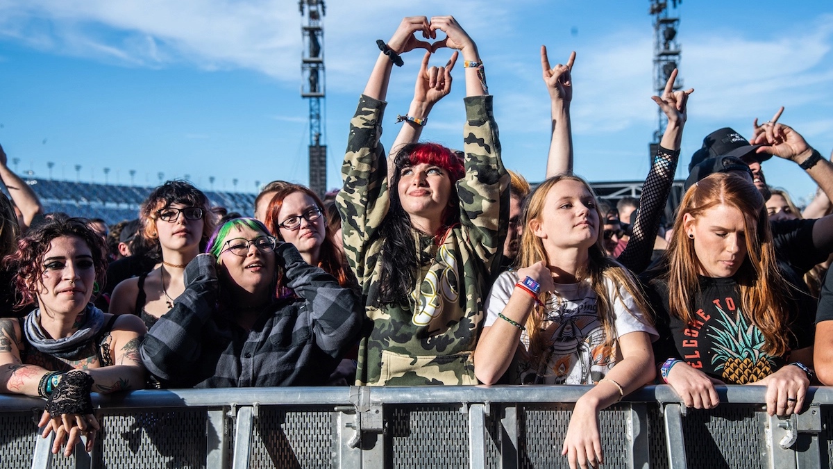 festival-crowd-6573472-1698035-jpg