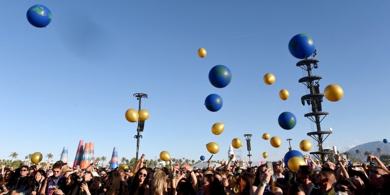 Festival de Coachella en 2019, avec des ballons globe flottant dans les airs