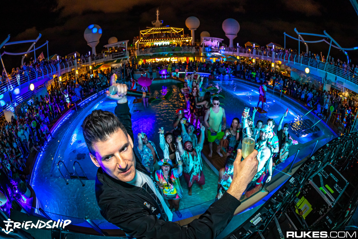 friendship20a_007-9587998-9436758-jpg