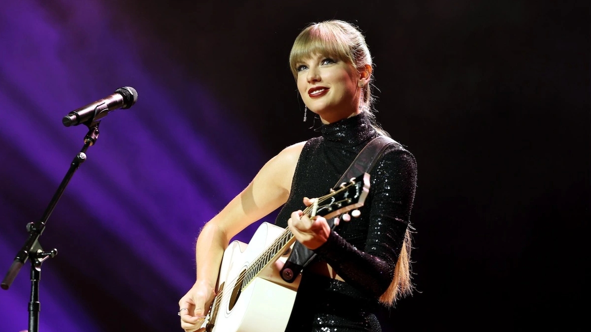 taylor-swift-anti-hero-live-8466776-9690924-jpg