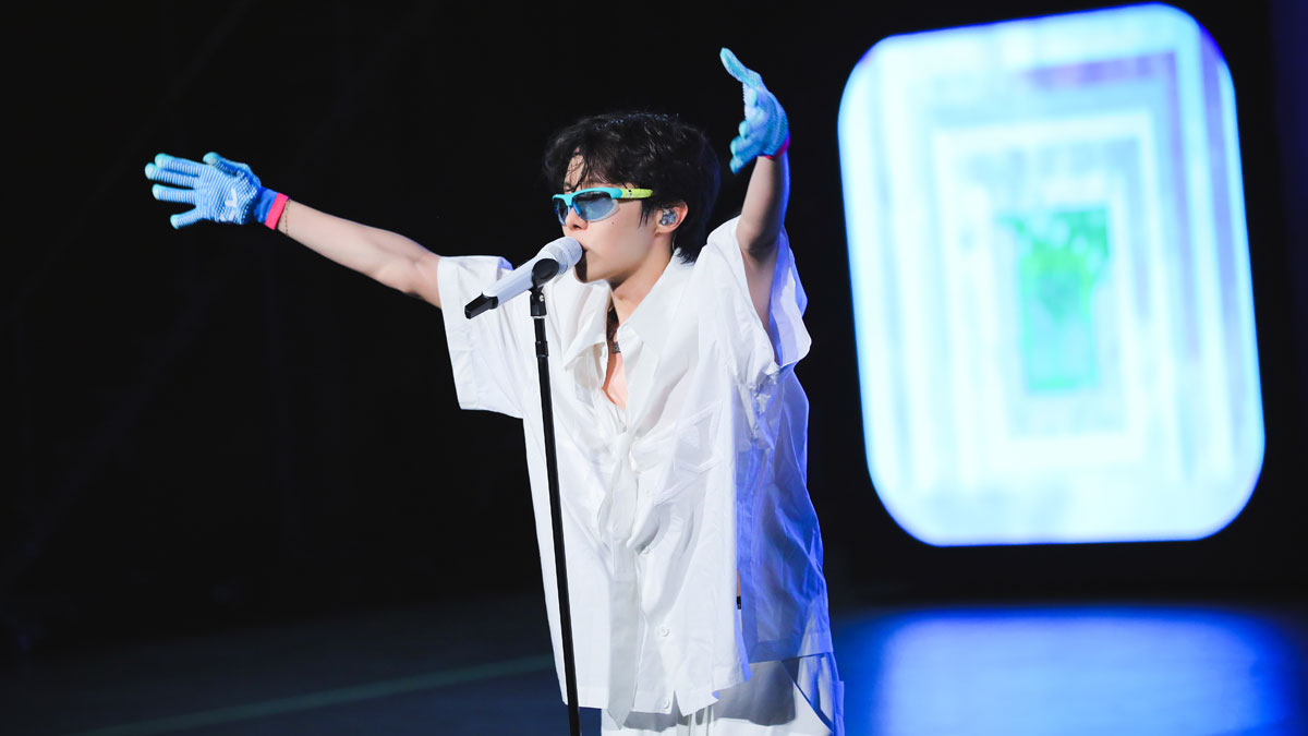 j-hope-in-the-box-3-5313201-3123814-jpg