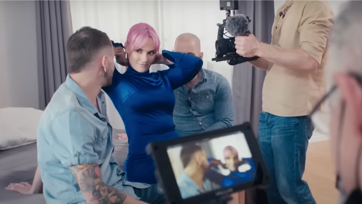 money-shot-9471453-9901087-jpeg