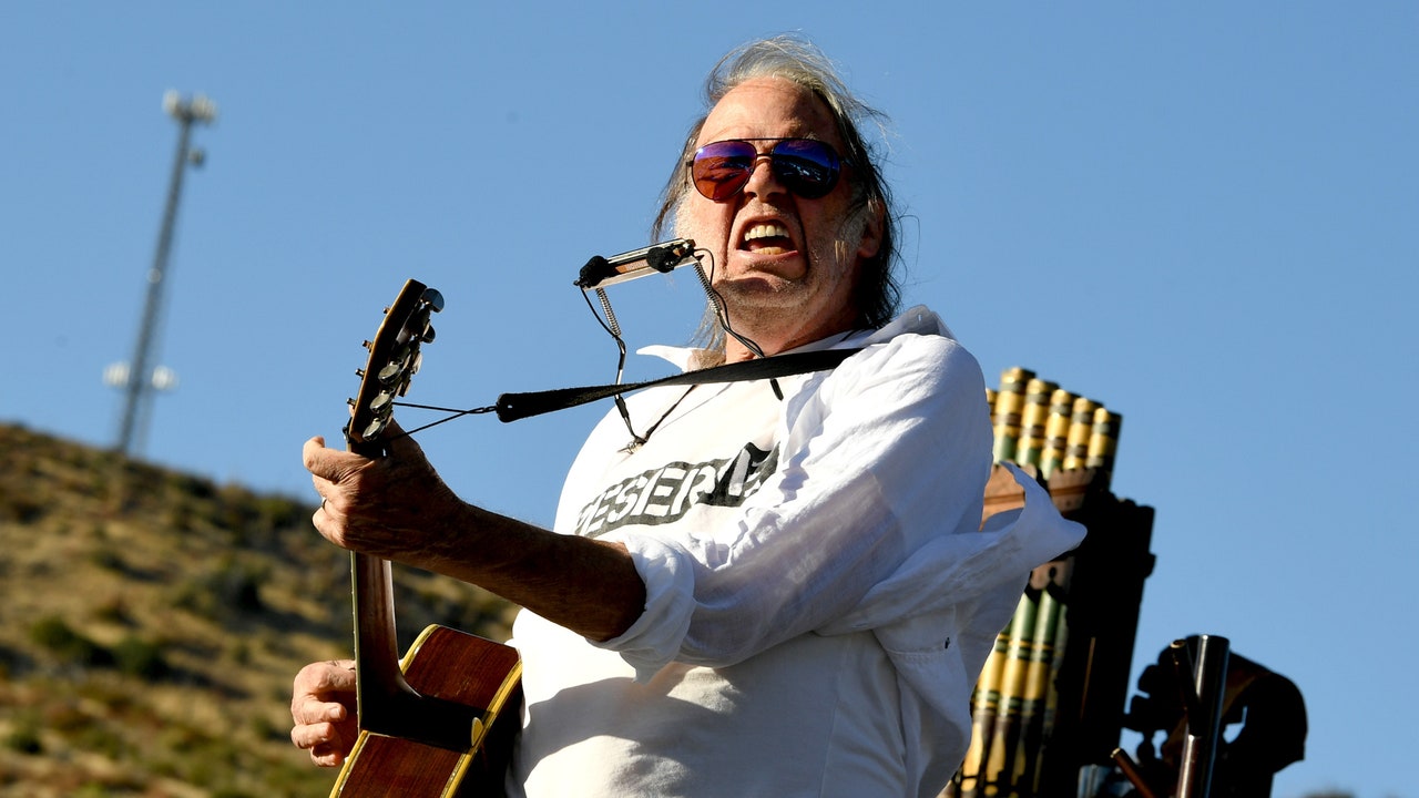 neil-young-5354210-5354615-jpg
