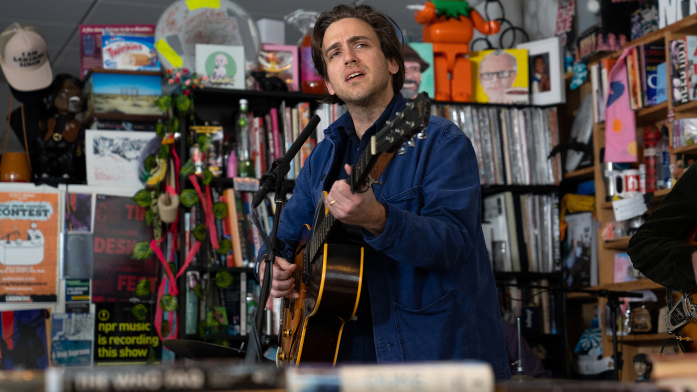 andrewcombs_tinydesk_selects-7_wide-afedfa785a334d9891c5b31a3766c21314f15db2-s1400-c100-6334087-5741585-jpg