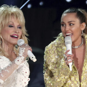 Une école du Wisconsin interdit le duo Miley Cyrus-Dolly Parton du concert de classe: NPR