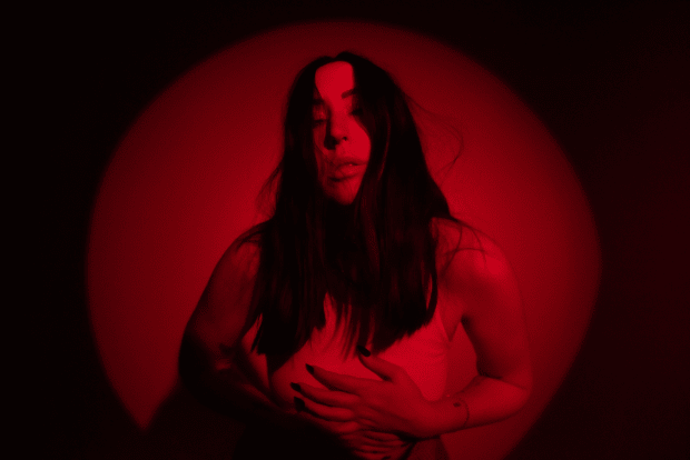 elohim-inaugure-une-nouvelle-ere-avec-relentless-midtempo-track-quothaleinequot-1139593-5750891-5997384-png