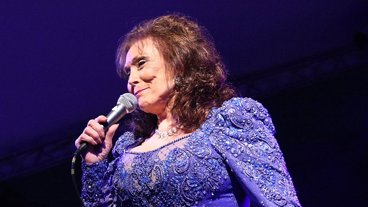loretta-lynn-7363489-3461549-jpg
