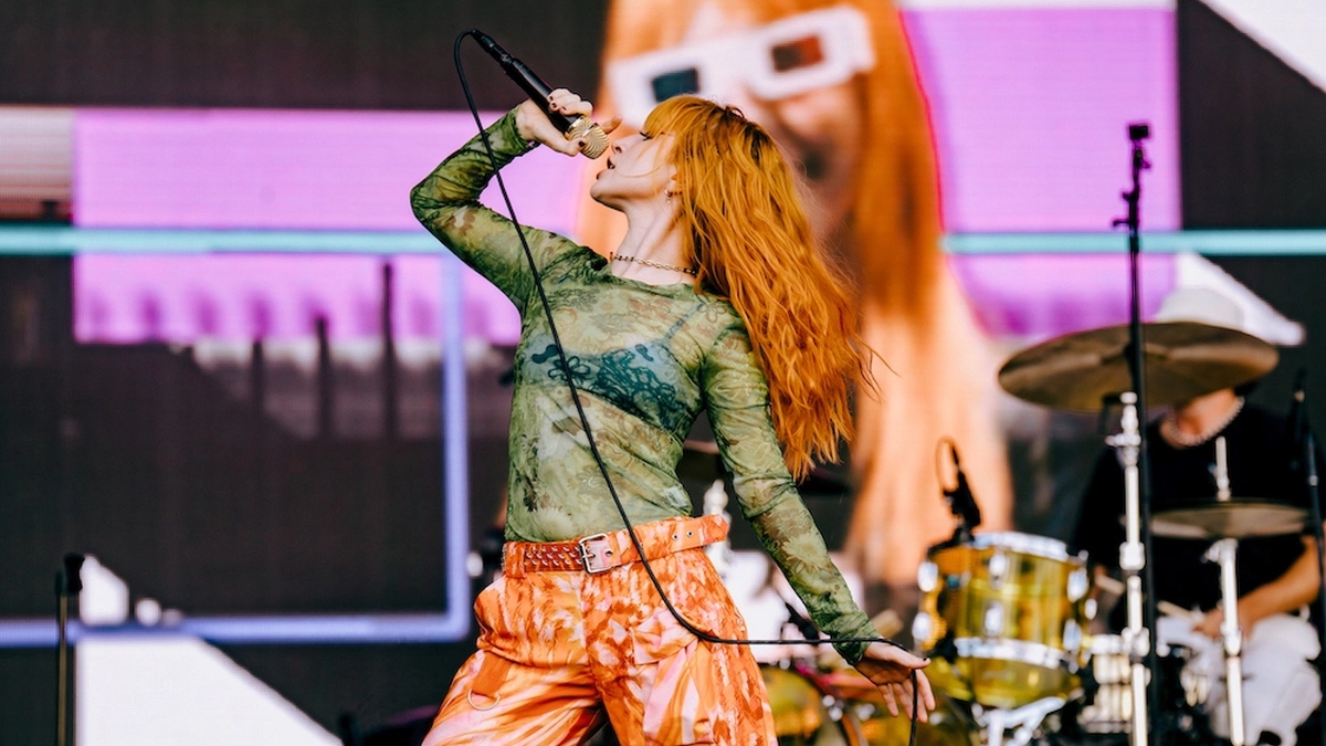 hayley-williams-orange-hair-1999249-5056690-jpg