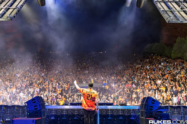 illenium-joue-le-plus-grand-concert-edm-de-lhistoire-du-6877073-9344190-9688556-jpg
