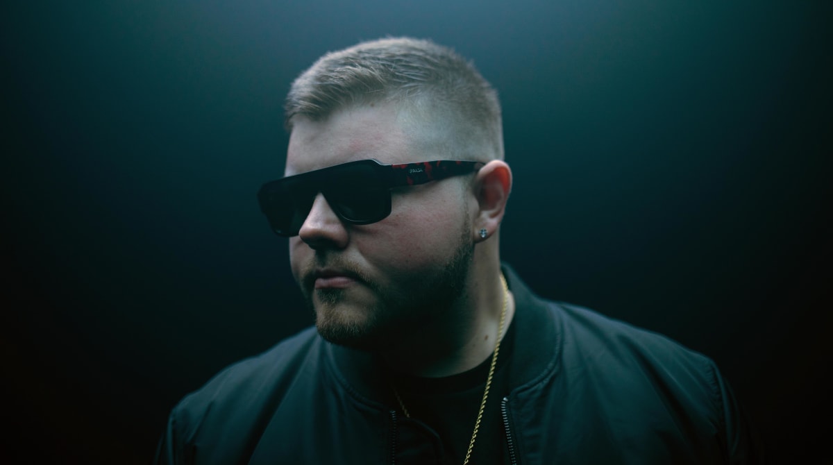 troy-junker-sort-un-clip-pour-la-house-et-le-5504805-7526295-2843289-jpg