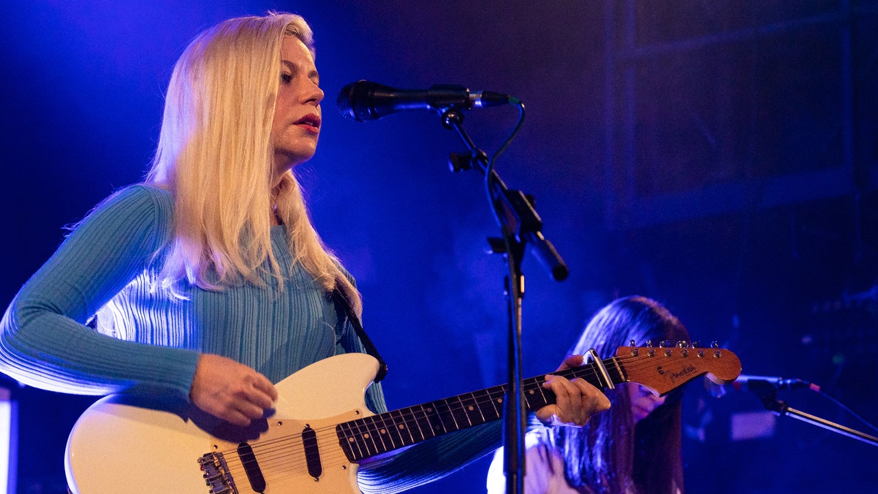 alvvays-9899235-9150295-jpg