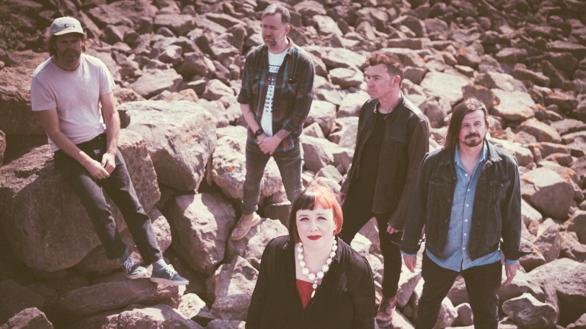 slowdive-kisses-everything-is-alive-song-of-the-week-6047882-7767918-jpg