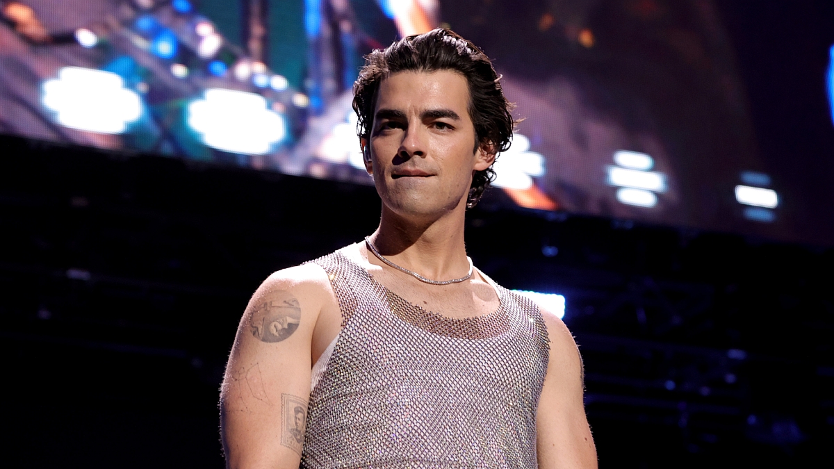 joe-jonas-pooped-pants-6437831-4344018-jpg