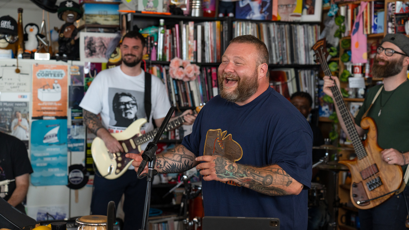 20230710_dull_actionbronsontinydesk-802_wide-0fb1b698a3f2d811bb1f1ffbc5304e10cc48bd51-s1400-c100-6954298-4232352-jpg