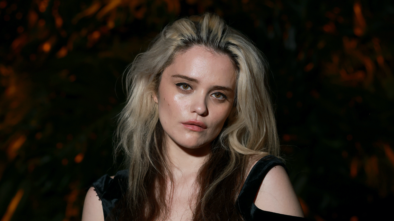 La campagne de fans fait flotter la bannière « Free Sky Ferreira » sur Capitol Records