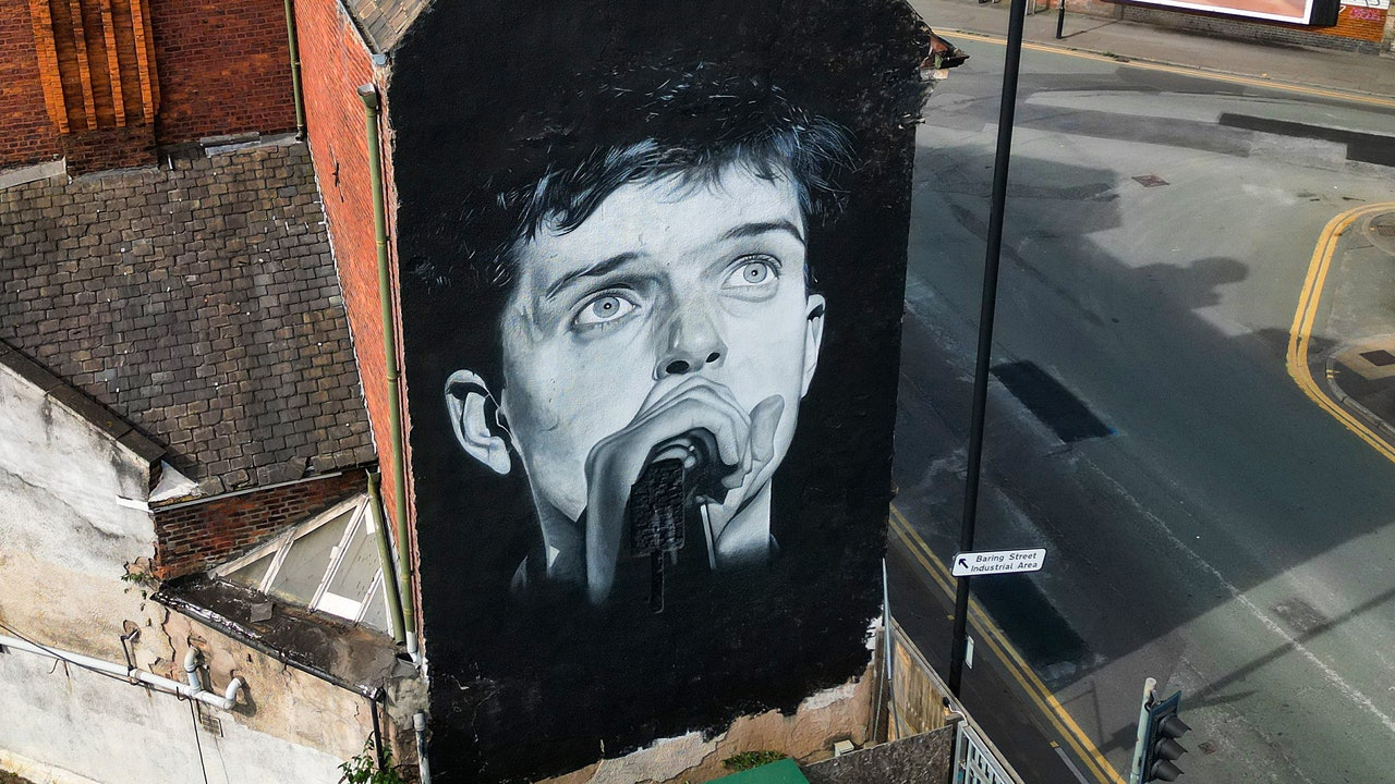 La fresque murale de Joy Division qui a été nettoyée pour la publicité de l'album d'Aitch a finalement été repeinte à Manchester