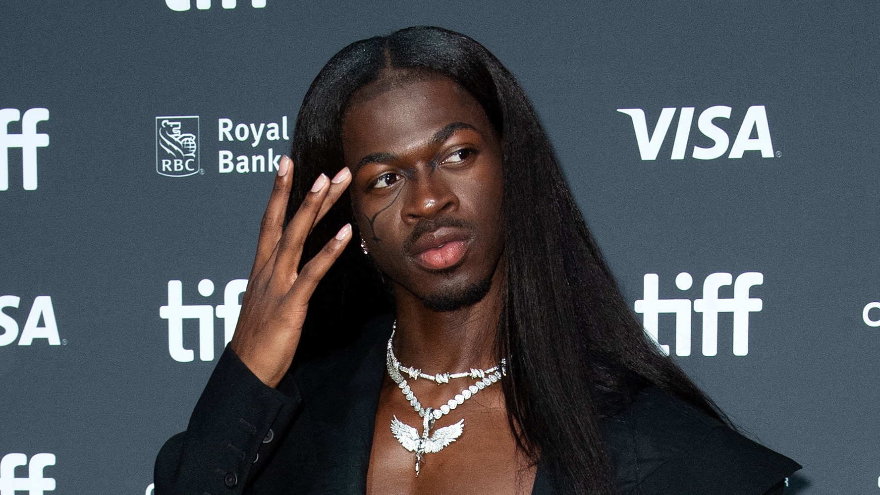 Lil Nas X taquine le "disque de funk brésilien" lors de la première d'un nouveau documentaire