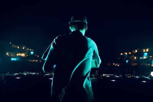 Regardez des vidéos inédites d'Avicii produisant son premier album, "Vrai"
