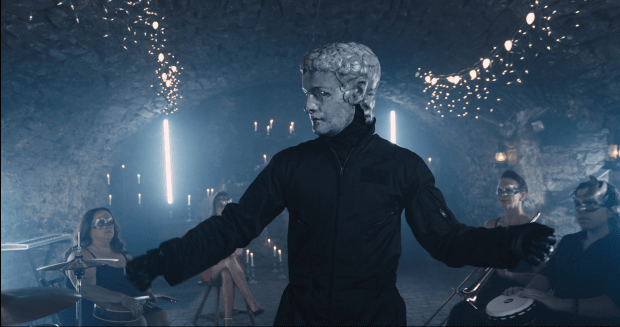 Rencontrez EMPEROR, le producteur sans visage qui démêle les fils de la techno underground